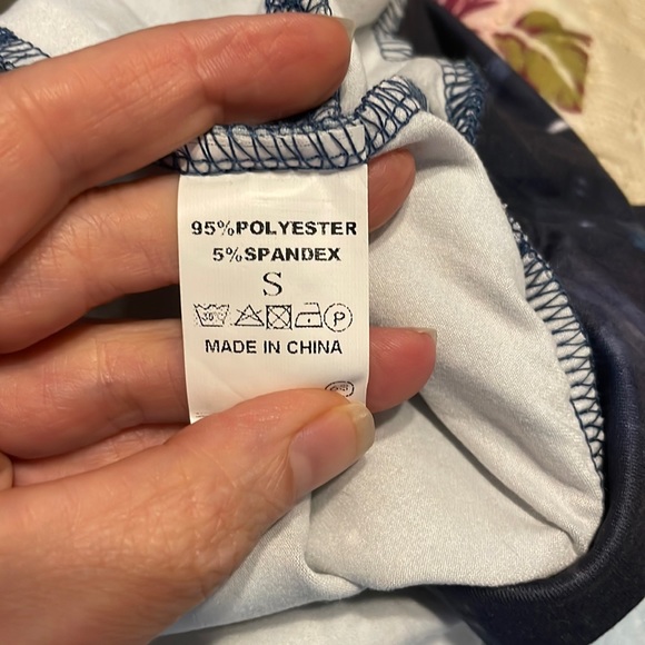 Beautiful long sleeve top with pockets. - Picture 4 of 4